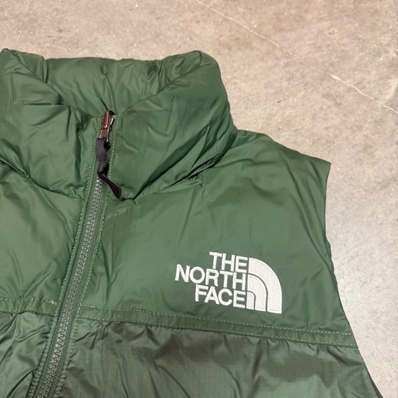 the north face women's 96 Retro Nuptse vest in pine needle - Picture 5 of 6